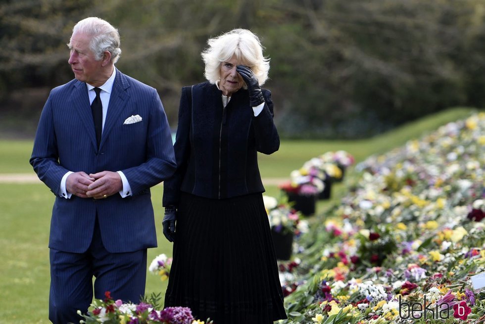 El Príncipe Carlos y Camilla Parker contemplan los tributos hacia el Duque de Edimburgo