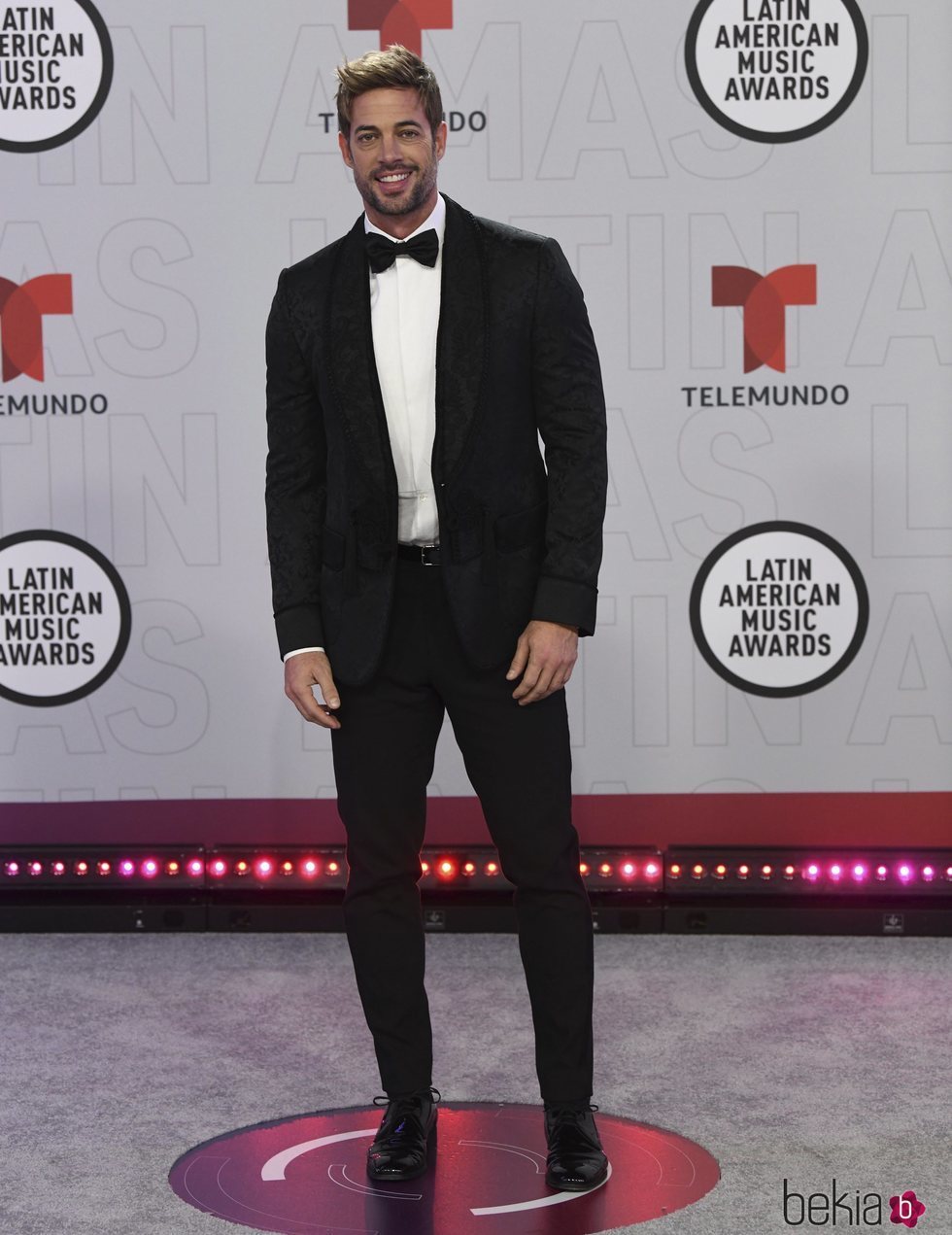 William Levy en la alfombra roja de los Latin American Music Awards 2021