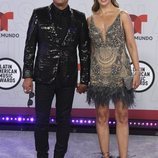 Carlos Vives y Claudia Elena Vasques en la alfombra roja de los Latin American Music Awards 2021