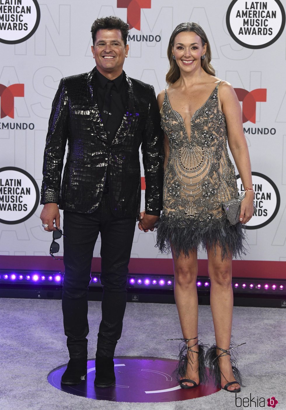 Carlos Vives y Claudia Elena Vasques en la alfombra roja de los Latin American Music Awards 2021