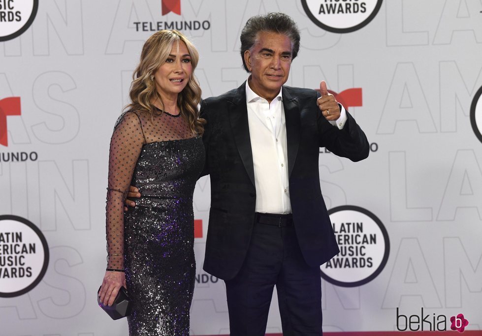El Puma y Carolina Pérez en la alfombra roja de los Latin American Music Awards 2021