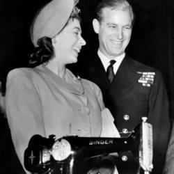 La Reina Isabel y el Duque de Edimburgo con uno de sus regalos de boda