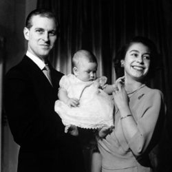 La Reina Isabel y el Duque de Edimburgo con el Príncipe Carlos en 1949