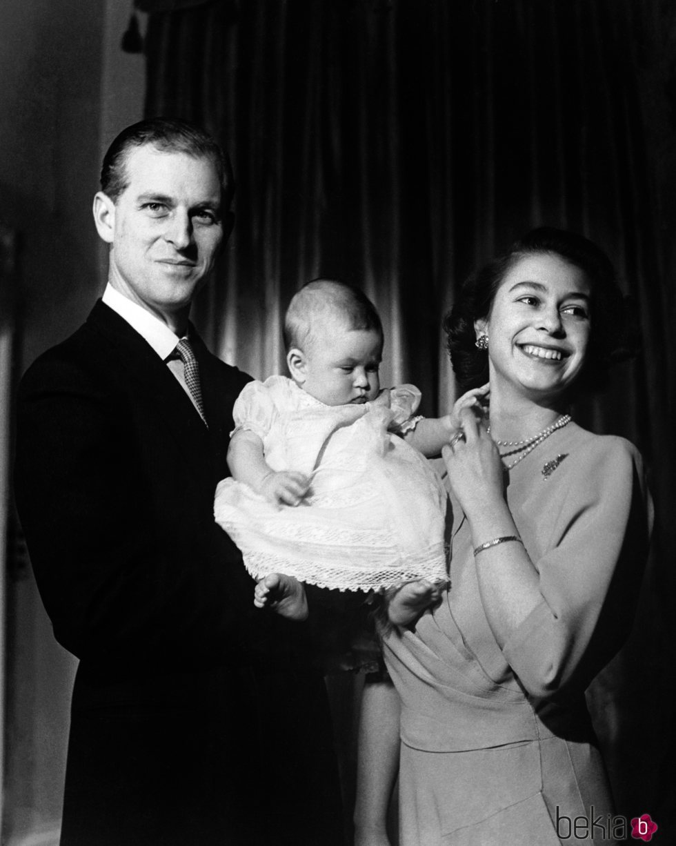 La Reina Isabel y el Duque de Edimburgo con el Príncipe Carlos en 1949