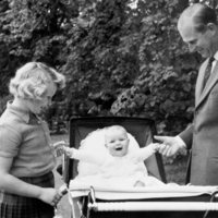 El Príncipe Andrés, de la mano del Duque de Edimburgo y la Princesa Ana en 1960