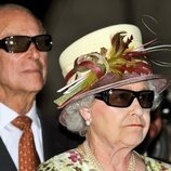 La Reina Isabel y el Duque de Edimburgo con gafas de sol 3D en Canadá