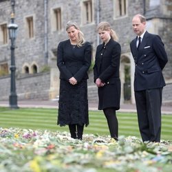 El Príncipe Eduardo y Sophie de Wessex con su hija Lady Louise observan los homenajes al Duque de Edimburgo en Windsor Castle