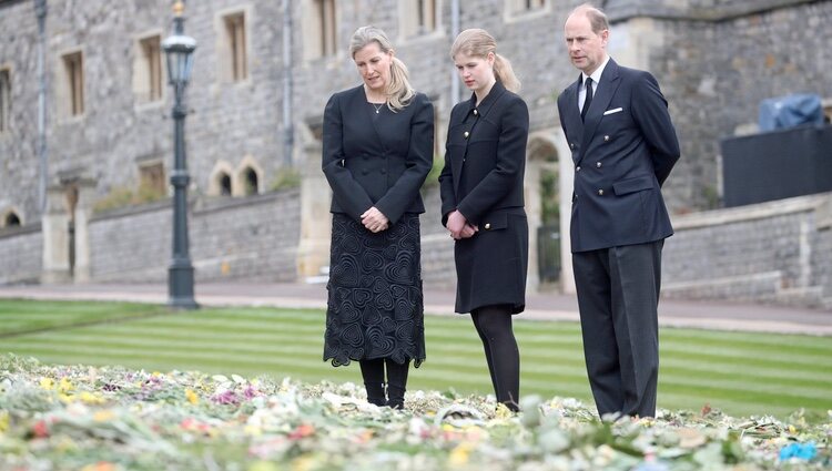 El Príncipe Eduardo y Sophie de Wessex con su hija Lady Louise observan los homenajes al Duque de Edimburgo en Windsor Castle