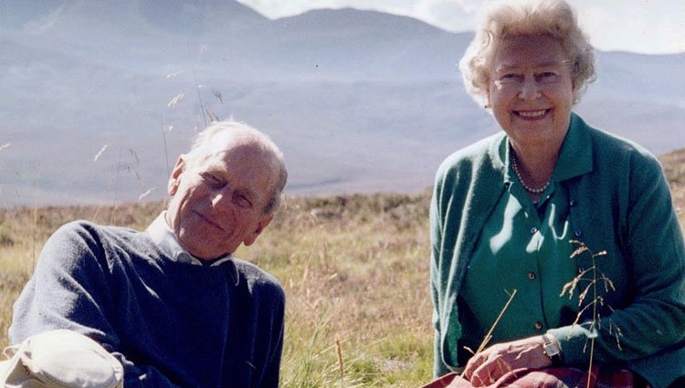 La Reina Isabel y el Duque de Edimburgo, felices y relajados en Escocia en 2003