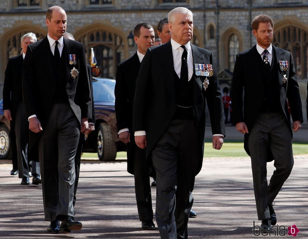El Príncipe Guillermo, el Príncipe Andrés y el Príncipe Harry en el funeral del Duque de Edimburgo
