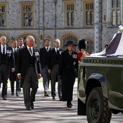 El Príncipe Carlos y la Princesa Ana encabezan el cortejo fúnebre del funeral del Duque de Edimburgo