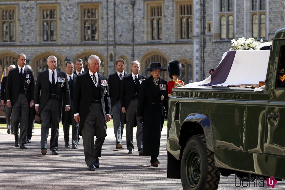 El Príncipe Carlos y la Princesa Ana encabezan el cortejo fúnebre del funeral del Duque de Edimburgo
