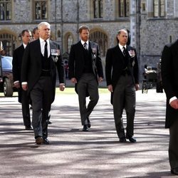 El Príncipe Carlos, Príncipe Eduardo, Príncipe Harry, Príncipe Guillermo y Príncipe Andrés en el funeral del Duque de Edimburgo