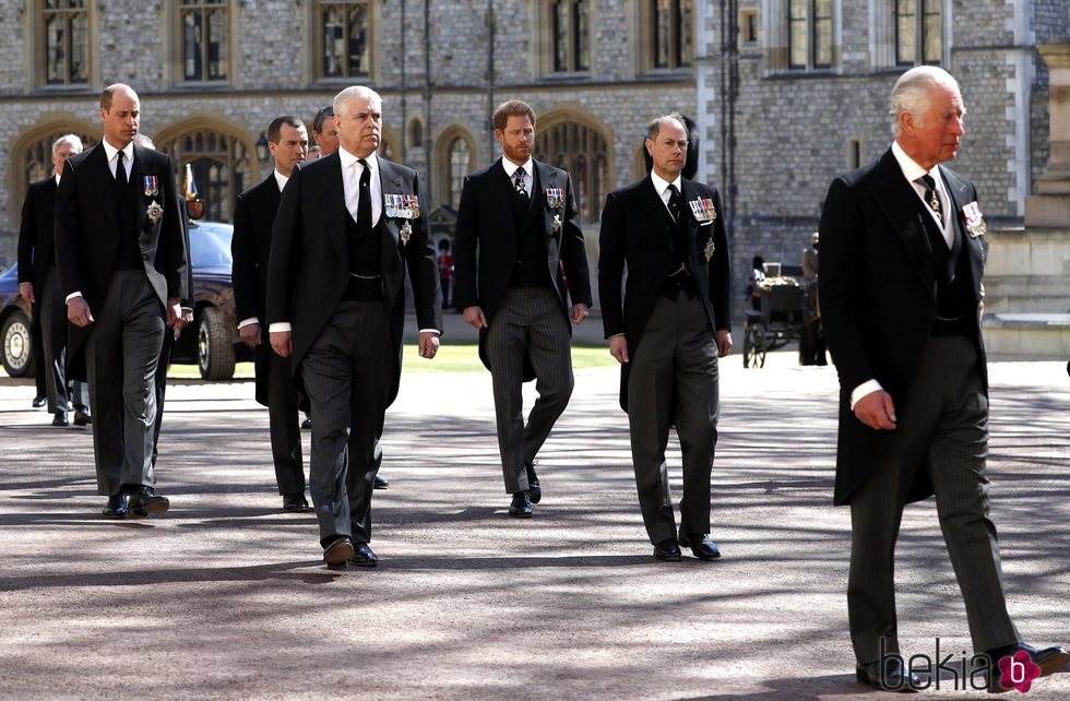 El Príncipe Carlos, Príncipe Eduardo, Príncipe Harry, Príncipe Guillermo y Príncipe Andrés en el funeral del Duque de Edimburgo