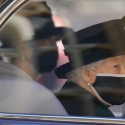 La Reina Isabel llegando en el coche al funeral del Duque de Edimburgo