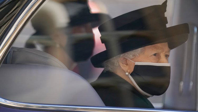 La Reina Isabel llegando en el coche al funeral del Duque de Edimburgo