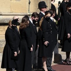 Kate Middleton, Eugenia y Beatriz de York, sus maridos, Zara Phillips y Mike Tindall en el funeral del Duque de Edimburgo