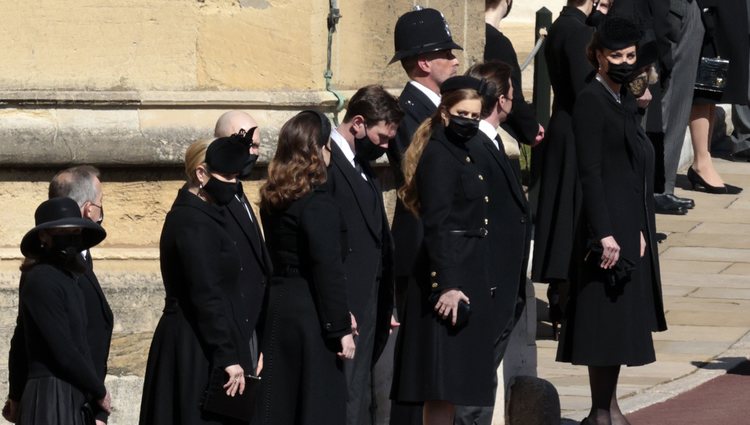 Kate Middleton, Eugenia y Beatriz de York, sus maridos, Zara Phillips y Mike Tindall en el funeral del Duque de Edimburgo