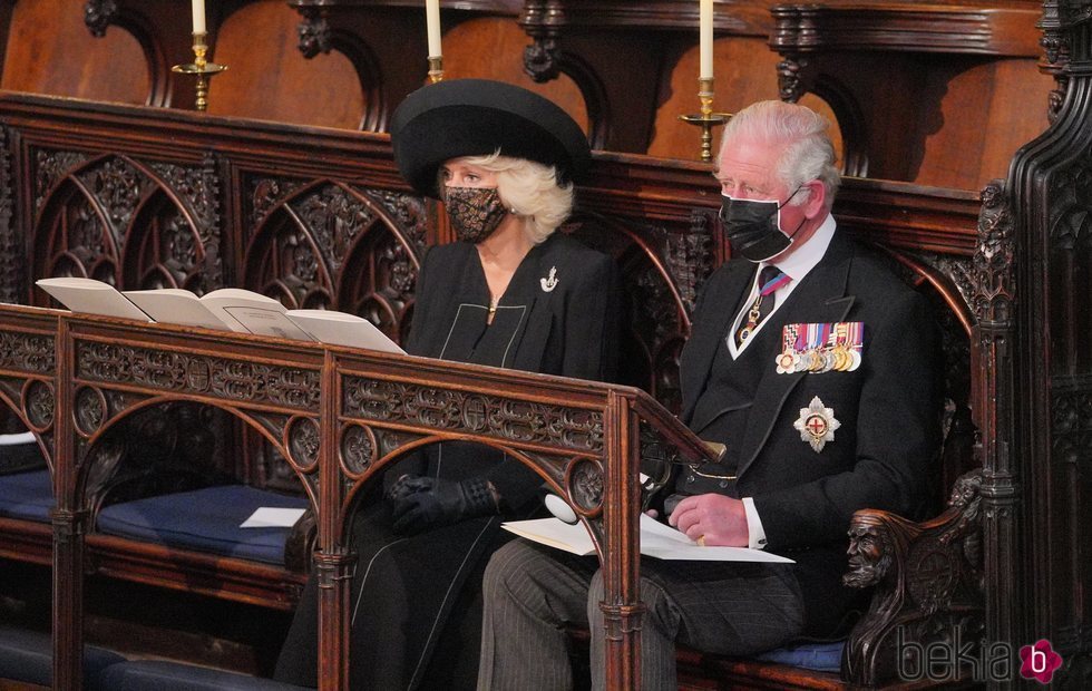 El Príncipe Carlos y Camilla Parker en el funeral del Duque de Edimburgo