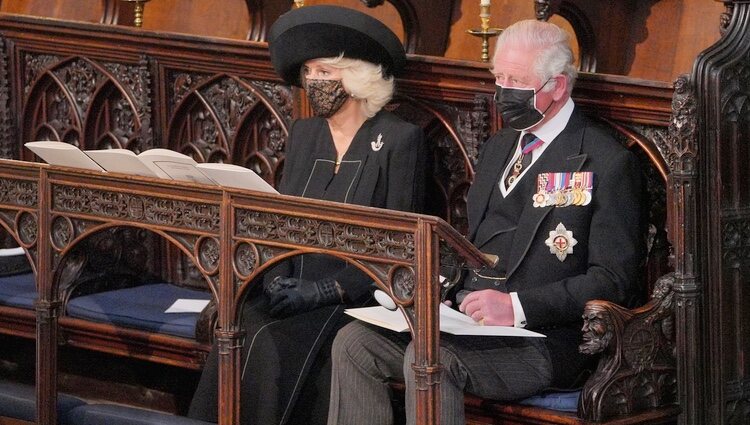 El Príncipe Carlos y Camilla Parker en el funeral del Duque de Edimburgo