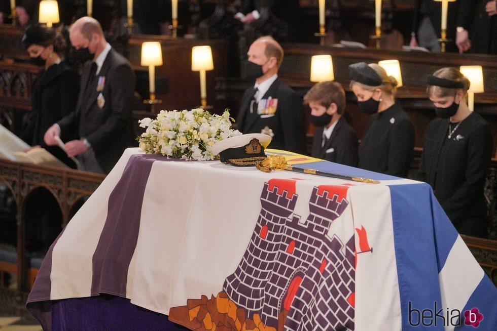 El féretro con los restos mortales del Duque de Edimburgo durante su funeral en Windsor Castle