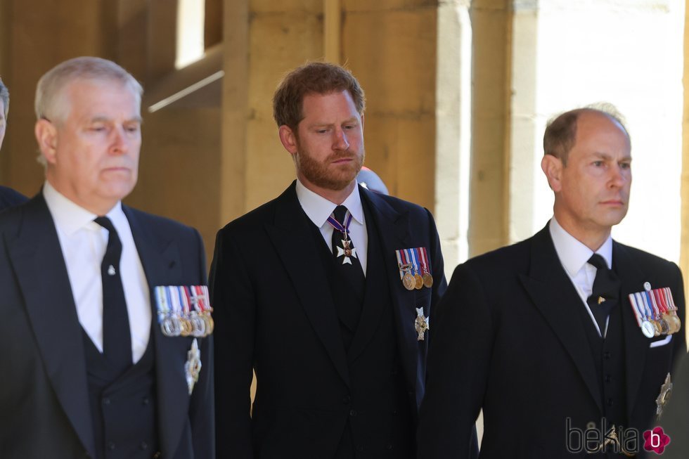 El Príncipe Harry entre el Príncipe Andrés y el Príncipe Eduardo en el funeral del Duque de Edimburgo