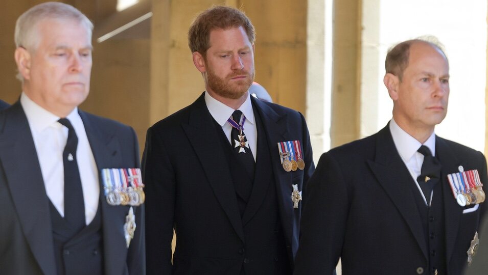 El Príncipe Harry entre el Príncipe Andrés y el Príncipe Eduardo en el funeral del Duque de Edimburgo