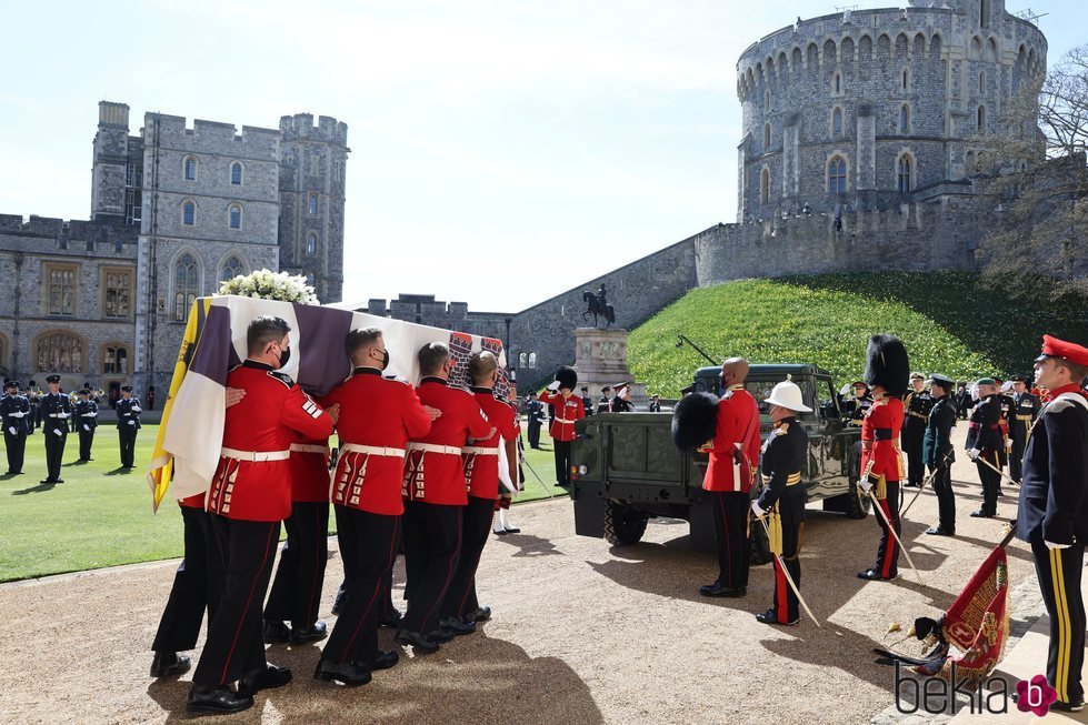 El ataúd del Duque de Edimburgo antes de ser colocado en el Land Rover en su funeral en Windsor Castle