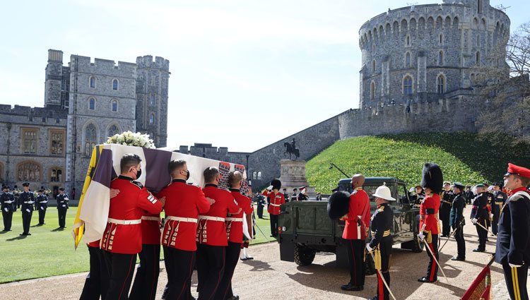 El ataúd del Duque de Edimburgo antes de ser colocado en el Land Rover en su funeral en Windsor Castle