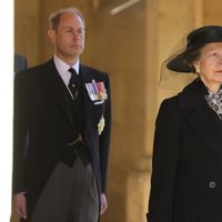 La Princesa Ana y el Príncipe Eduardo en el funeral del Duque de Edimburgo