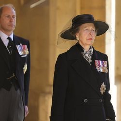 La Princesa Ana y el Príncipe Eduardo en el funeral del Duque de Edimburgo
