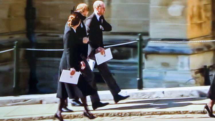 El Príncipe Harry hablando con el Príncipe Guillermo y Kate Middleton en el funeral del Duque de Edimburgo