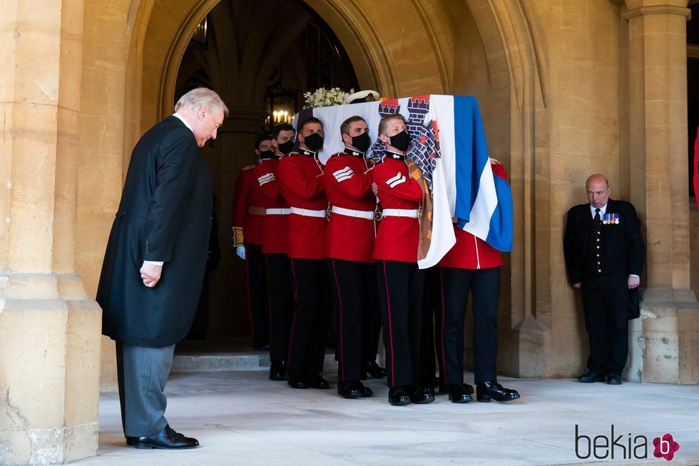 El féretro con los restos mortales del Duque de Edimburgo sale de la capilla tras el funeral