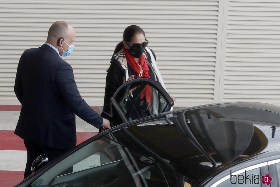 Isabel Pantoja sale del aeropuerto de Madrid por la puerta de atrás