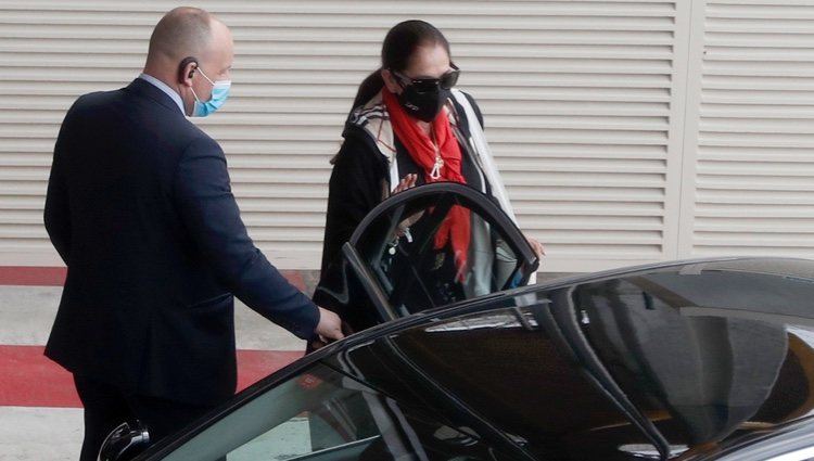 Isabel Pantoja sale del aeropuerto de Madrid por la puerta de atrás