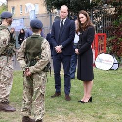 El Príncipe Guillermo y Kate Middleton con cadetes de la RAF