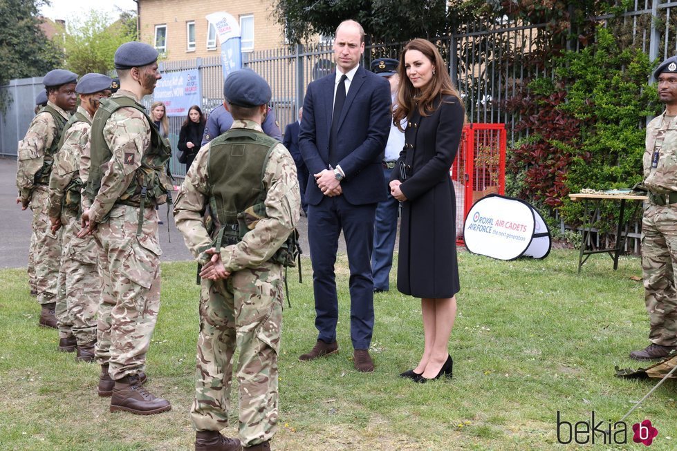 El Príncipe Guillermo y Kate Middleton con cadetes de la RAF