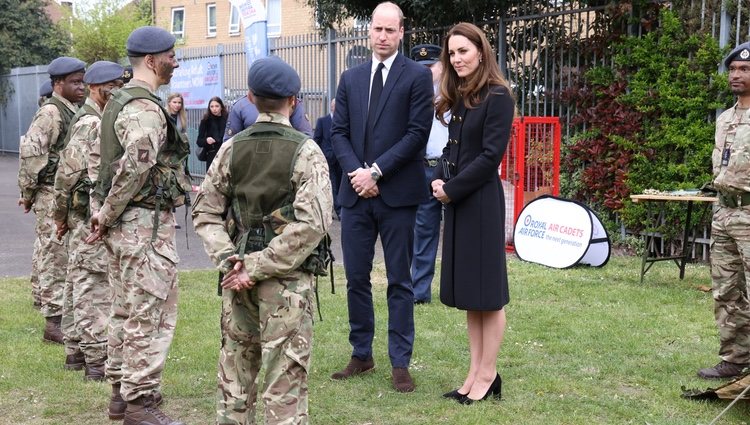 El Príncipe Guillermo y Kate Middleton con cadetes de la RAF