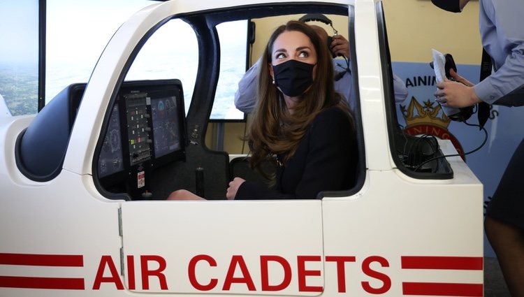 Kate Middleton en un simulador de vuelo