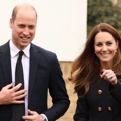 El Príncipe Guillermo y Kate Middleton en su visita a cadetes de la RAF