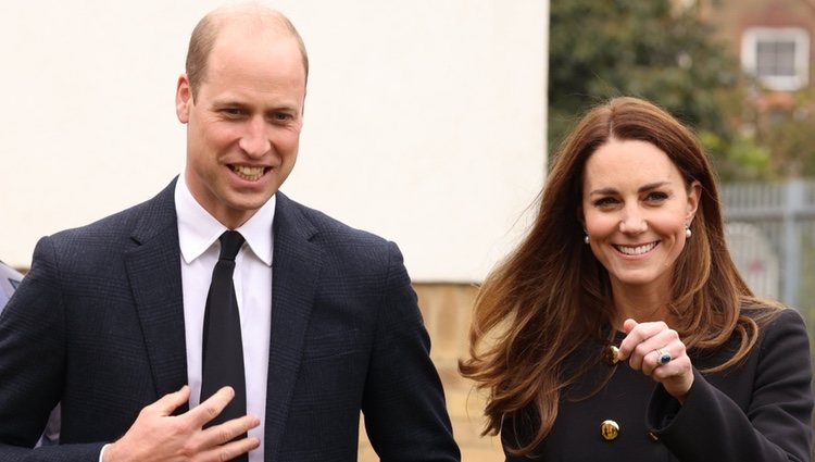 El Príncipe Guillermo y Kate Middleton en su visita a cadetes de la RAF