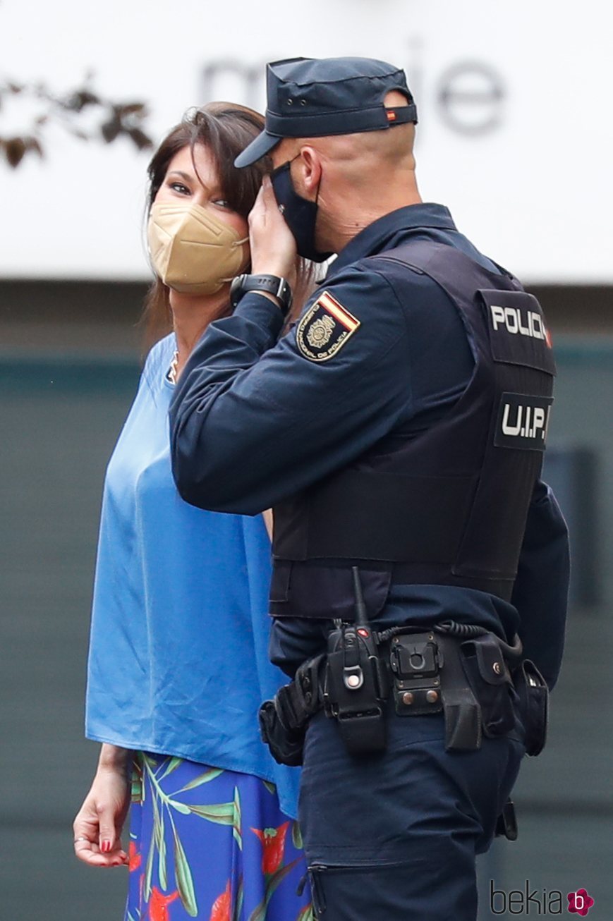 Sonia Ferrer mirando de manera cómplice a su novio policía
