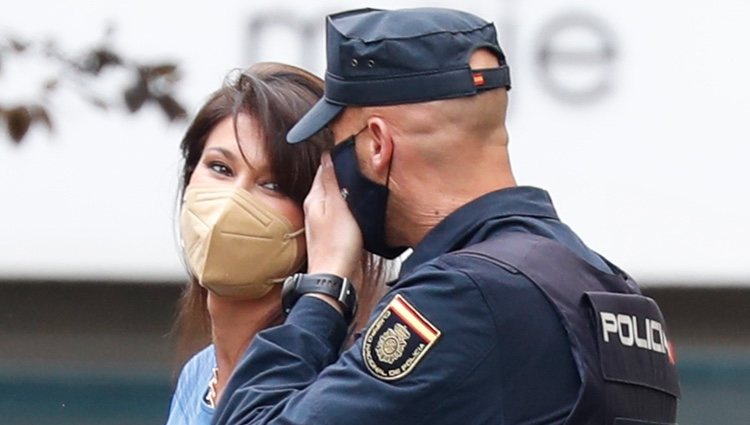Sonia Ferrer mirando de manera cómplice a su novio policía