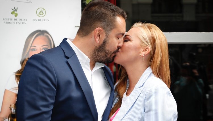Belén Esteban y su marido Miguel se besan en la presentación de 'Los Sabores de La Esteban'