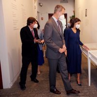 Los Reyes Felipe y Letizia visitando una exposición en la Biblioteca Patrimonial del Cervantes en Alcalá de Henares