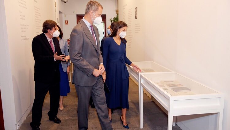 Los Reyes Felipe y Letizia visitando una exposición en la Biblioteca Patrimonial del Cervantes en Alcalá de Henares
