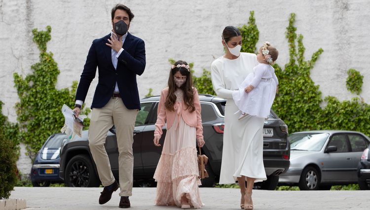 Elena Tablada, Javier Ungría y Ella Bisbal llegando al buatizo de su hija Camila