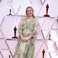 Emerald Fennell en la alfombra roja de los Premios Oscar 2021
