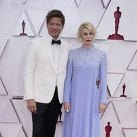 Thomas Vinterberg y Helene Reingard en la alfombra roja de los Premios Oscar 2021