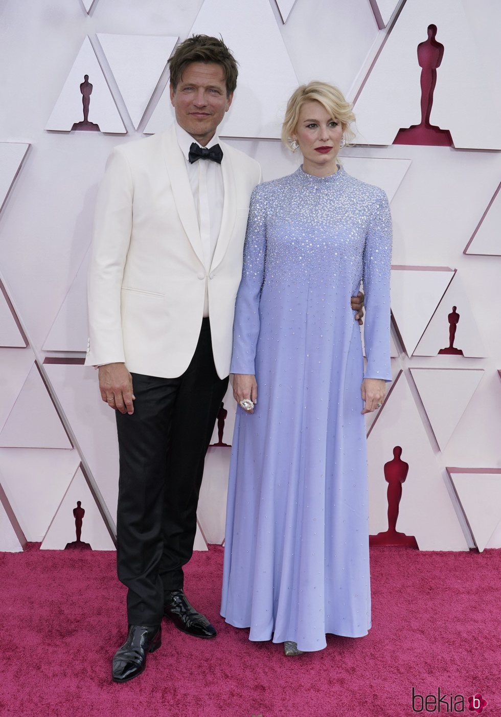 Thomas Vinterberg y Helene Reingard en la alfombra roja de los Premios Oscar 2021